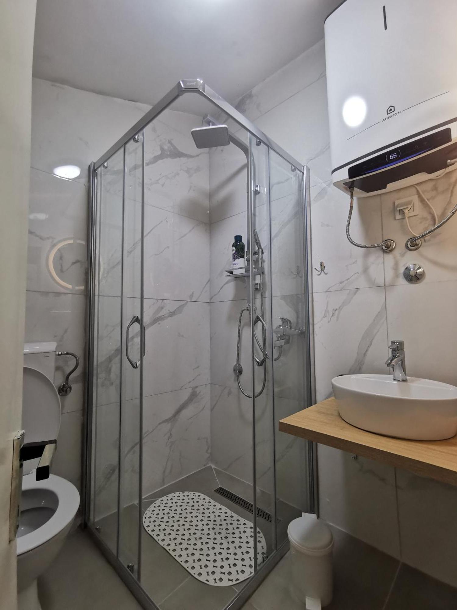 White Apartment Sarajevo - Free Parking Екстериор снимка